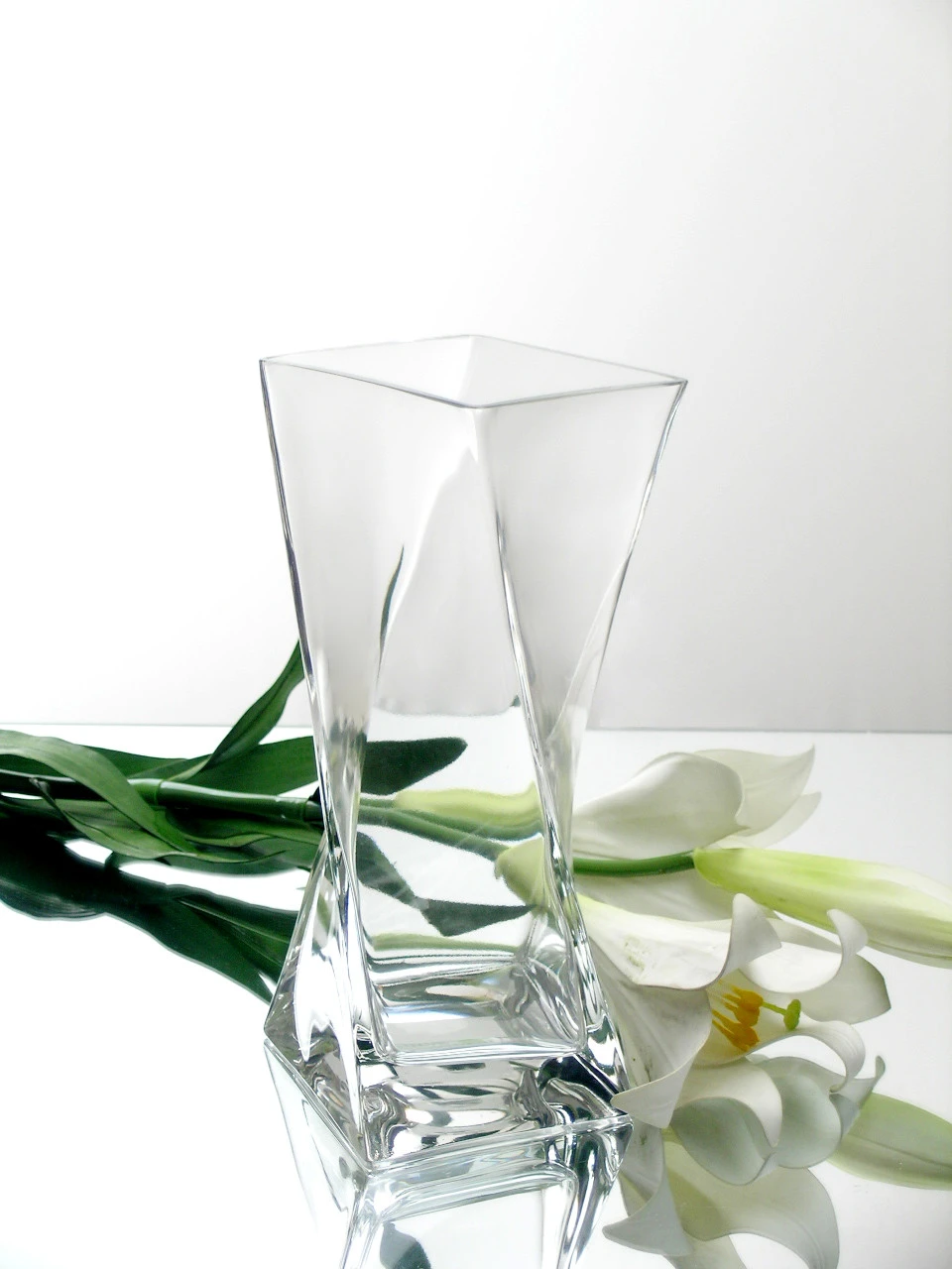 4" X 10.5" Clear Twisted Block Vase - 12 Pieces 2 4" X 10.5" Clear Twisted Block Vase - 12 Pieces - Image 2